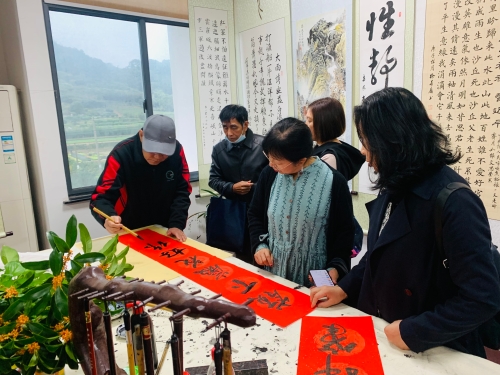 1636366142582813.jpg 筆墨書畫 老有所樂--書法交流進(jìn)社區(qū) 收獲滿滿“幸福感”.jpg