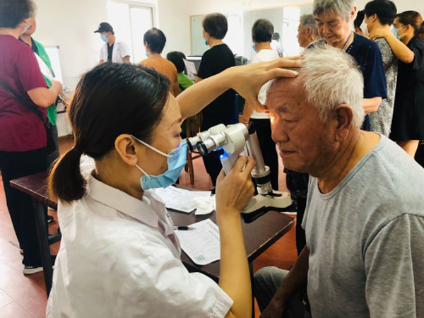 眼科義診“零距離” 為老服務(wù)暖人心.jpg