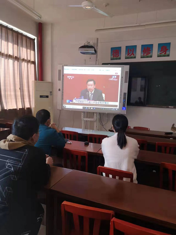 1640917856977792.jpg 余姚市臨山成校組織收看黨的十九屆六中全會新聞發(fā)布會.jpg