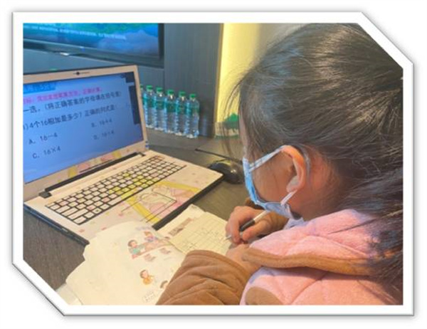 8  新密市金小團員志愿者馬路遙孫陪伴孩子上網(wǎng)課.jpg