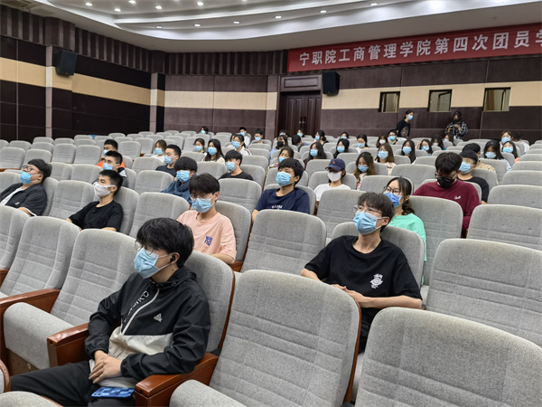 開(kāi)展“青春不欺 校園無(wú)詐”防范電信網(wǎng)絡(luò)詐騙宣講進(jìn)高?；顒?dòng) (3).jpg