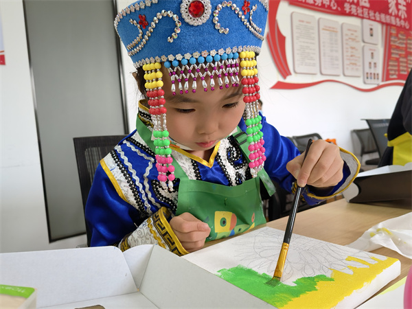 “繪”見(jiàn)民族情 從小根植“一家親” (2).jpg