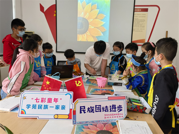 “繪”見(jiàn)民族情 從小根植“一家親” (3).jpg