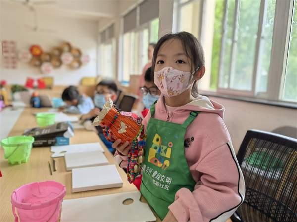 “繪”見(jiàn)民族情 從小根植“一家親” (4).jpg