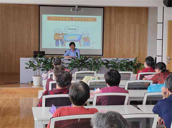 電大學(xué)習(xí)+反詐宣傳兩不誤 “銀發(fā)族”收獲滿滿 (2).jpg