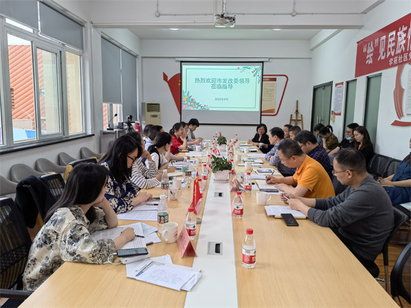 市發(fā)改委領導一行蒞臨學苑社區(qū)調(diào)研公共服務體系建設情況 (1).jpg