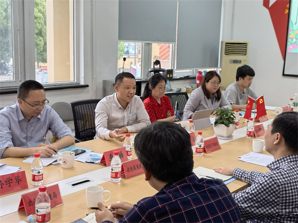 市發(fā)改委領導一行蒞臨學苑社區(qū)調(diào)研公共服務體系建設情況 (3).jpg