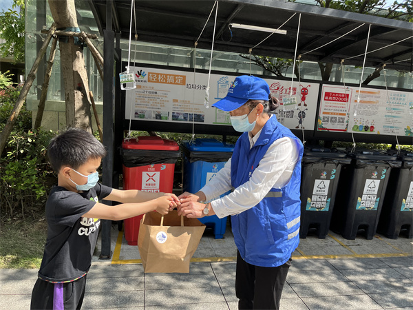 手作甜品送“奶奶” 垃圾分類有點“甜” (1).jpg