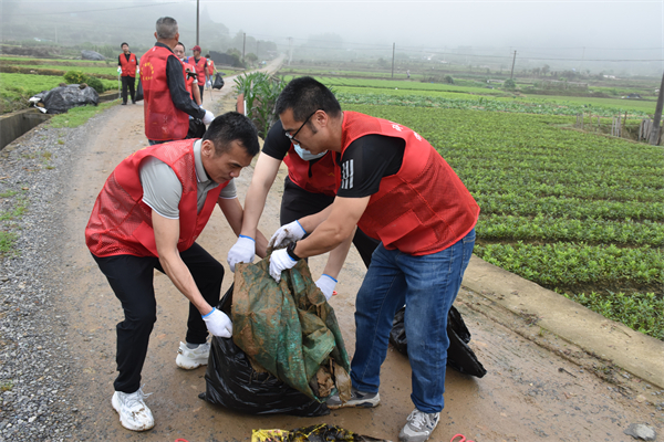 北侖區(qū)春曉：推進環(huán)境整治 共建美麗田園.jpg