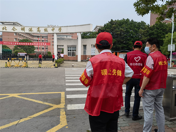 為莘莘學子暖心“護航”，“銀輝紅”“融合綠”閃耀在考點 (2).jpg