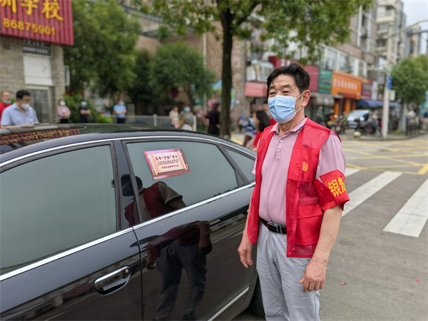 為莘莘學子暖心“護航”，“銀輝紅”“融合綠”閃耀在考點 (6).jpg