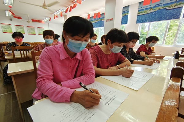 舉行老年電大春季班休學(xué)式 (1).jpg