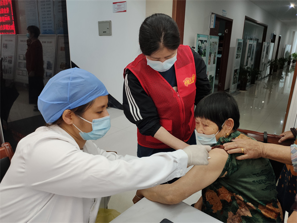 暖心服務(wù)，為60周歲以上老年人“送苗上門” (2).jpg