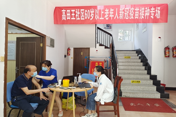 “家門口”專場(chǎng)服務(wù) 全力推進(jìn)60歲以上老年人疫苗接種工作.jpg