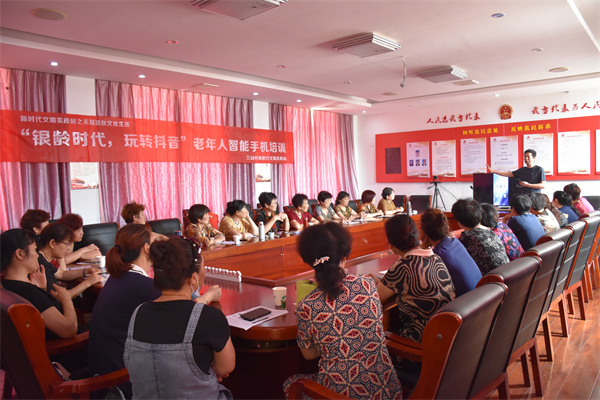 北侖區(qū)春曉成校舉辦老年人“玩轉(zhuǎn)抖音”智能手機(jī)培訓(xùn).jpg
