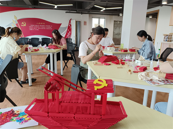 北侖區(qū)春曉街道黨群服務中心、春曉成校：“紅船”抒黨情 巧手慶“七一”.jpg