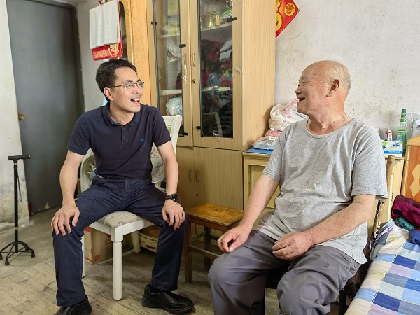 區(qū)委組織部領(lǐng)導(dǎo)“七一”慰問老黨員 傳遞關(guān)懷憶初心 (3).jpg