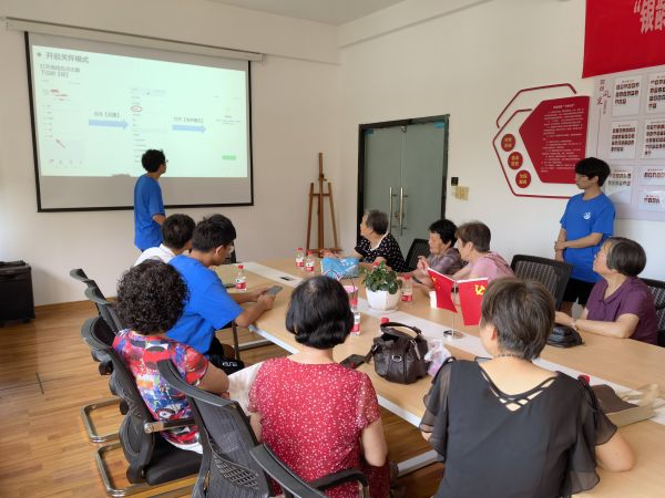 舉辦“智慧牽手 精彩人生”老年人智能手機培訓(xùn)班 助力銀鈴跨越“數(shù)字鴻溝” (2).jpg