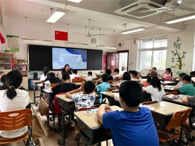 與法“童”行 黨建護(hù)航成長(zhǎng) 青少年普法教育進(jìn)課堂.jpg