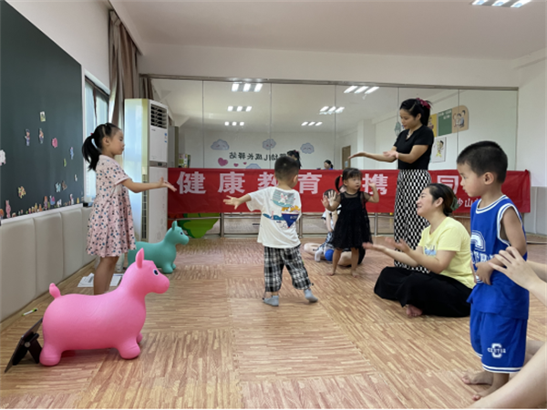 1665572196654120.png 北侖區(qū)春曉街道洋沙山社區(qū)聯(lián)合春曉成校開(kāi)展了0-3歲親子主題活動(dòng).png