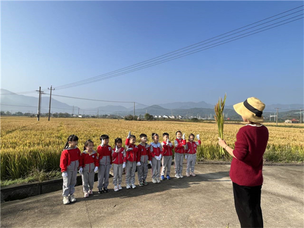 柴橋成校：“童”你一起，走進(jìn)“田間課堂”學(xué)知識(shí)_副本.jpg