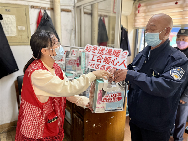 “娘家人”送溫暖，暖了“疫”線“守門人” (3).jpg