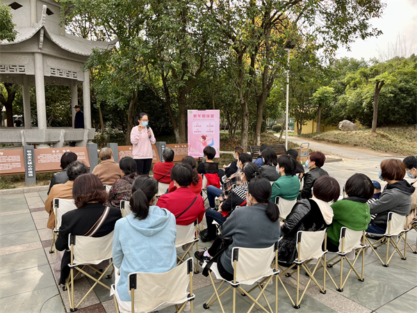 “優(yōu)雅更年，健康常駐”——學(xué)苑社區(qū)開展更年期保健戶外講座.jpg