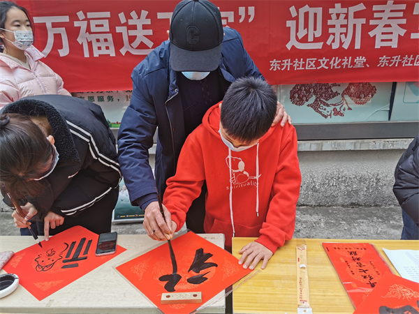 戚家山成校“萬福送萬家”迎新春寫春聯(lián)-2.jpg