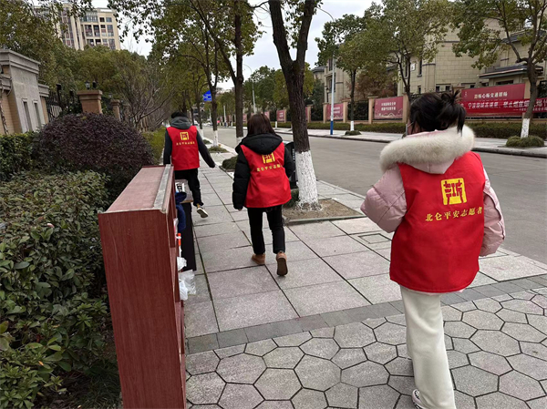 1677724859223431.jpg 北侖區(qū)春曉成校:社區(qū)教育服務(wù)團(tuán)隊(duì)志愿者治安巡邏提升居民群眾安全感.jpg