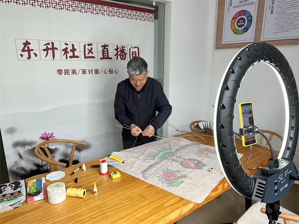 戚家山成校：遇見非遺 讓風箏在文化禮堂直播間“起飛”.jpg