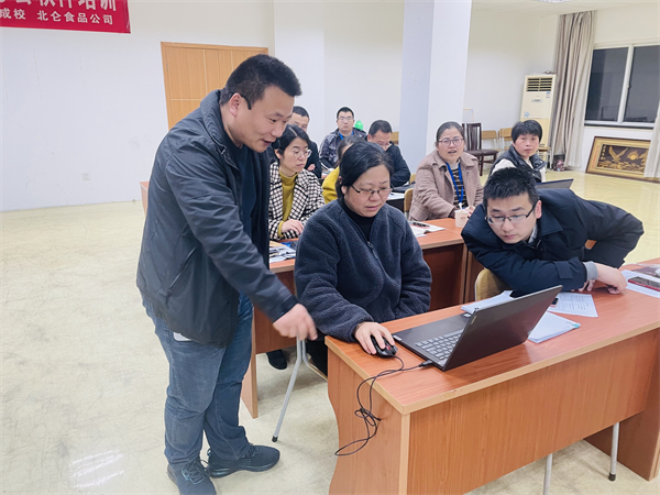送教進(jìn)企-戚家山成校開(kāi)展金藍(lán)領(lǐng)項(xiàng)目企業(yè)管理人員辦公軟件培訓(xùn)-2.JPG