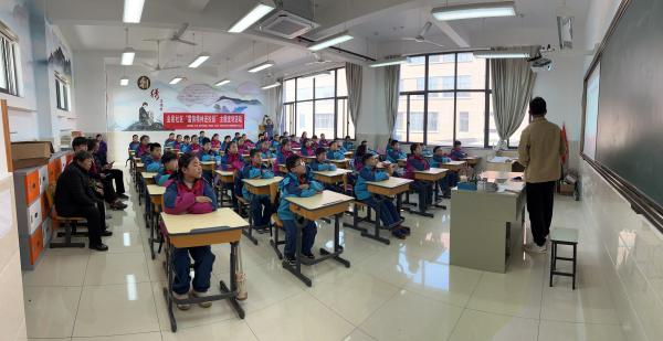 雷鋒精神進校園 一起“學(xué)雷鋒、做雷鋒” (1).jpg