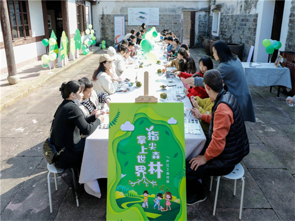 開設(shè)紅色課堂 追尋杜鵑花記憶1.jpg