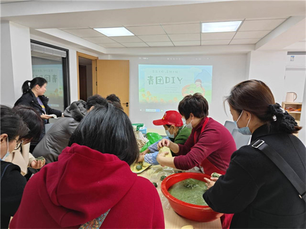 開展“親清于心 青團(tuán)于情”做青團(tuán)、送企業(yè)活動1.jpg