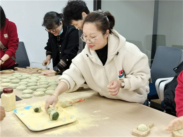 開展“親清于心 青團(tuán)于情”做青團(tuán)、送企業(yè)活動2.jpg