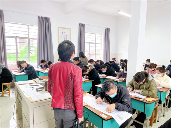 大碶成校舉行“雙證制”成人高中學(xué)歷考試 (1).jpg