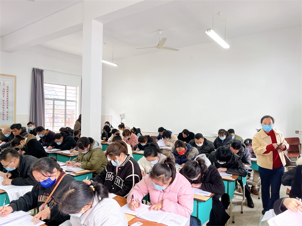 大碶成校舉行“雙證制”成人高中學(xué)歷考試 (2).jpg