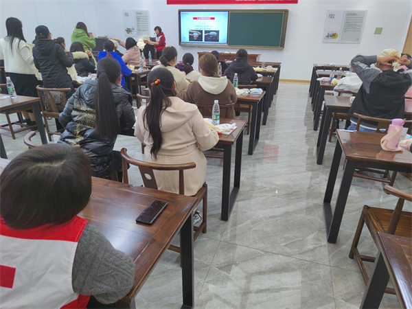 戚家山成校開展紅十字救護員考證培訓-1.jpg