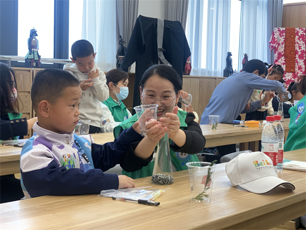 北侖區(qū)春曉成校：大手牽小手 綠意滿地球.jpg