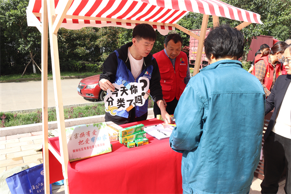 北侖區(qū)大碶街道開啟“迎亞運(yùn) 『趣』未來”垃圾分類游園會 (3).JPG