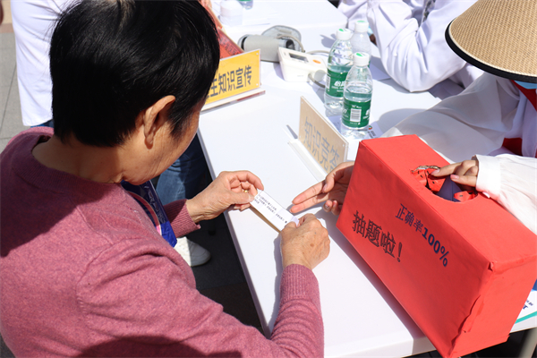 北侖區(qū)大碶街道開啟“迎亞運(yùn) 『趣』未來”垃圾分類游園會 (4).JPG