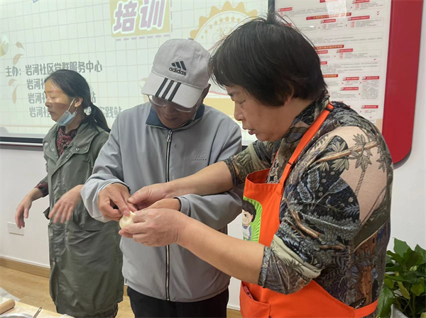 “做花樣面點(diǎn) 過花樣生活”老頑童們面點(diǎn)制作展身手 (2).jpg