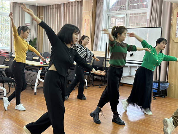 大碶成校開展“舞動(dòng)人生”古典舞培訓(xùn)教學(xué)活動(dòng) (1).jpg
