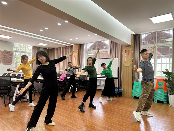 大碶成校開展“舞動(dòng)人生”古典舞培訓(xùn)教學(xué)活動(dòng) (4).jpg