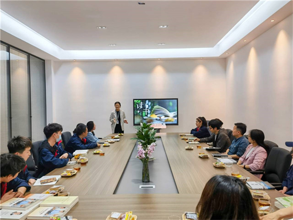 移動(dòng)讀書角 拓展產(chǎn)業(yè)工人朋友圈2_副本.jpg