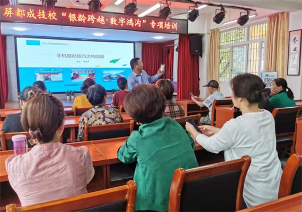 慶元縣開展“銀齡跨越·數(shù)字鴻溝”專項(xiàng)培訓(xùn)活動.jpg