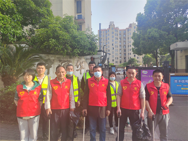 丁山社區(qū)：群雁+網(wǎng)格，聯(lián)合掃街！清理廢舊“反光錐” (4).jpg