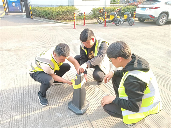 丁山社區(qū)：群雁+網(wǎng)格，聯(lián)合掃街！清理廢舊“反光錐” (1).jpg