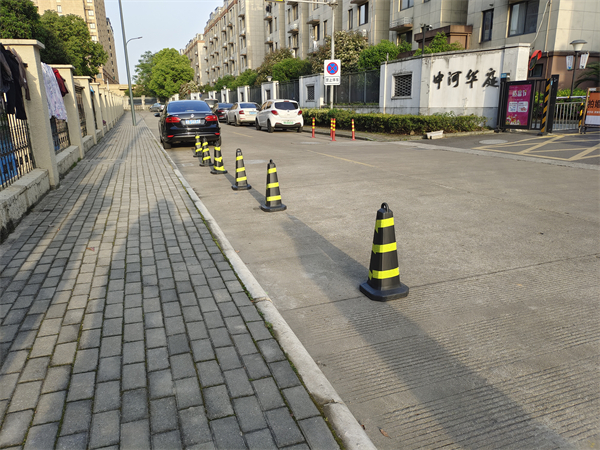 丁山社區(qū)：群雁+網(wǎng)格，聯(lián)合掃街！清理廢舊“反光錐” (3).jpg