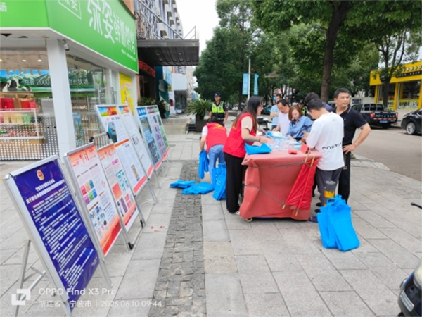 北侖區(qū)春曉成校：平安法治進廣場 防范宣傳不打烊.jpg